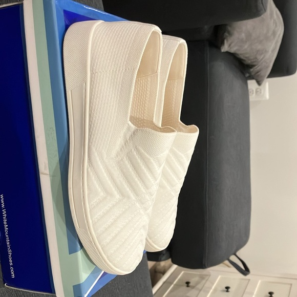 Women’s White Mountain knit white slip on sneakers in EUC - Picture 2 of 5